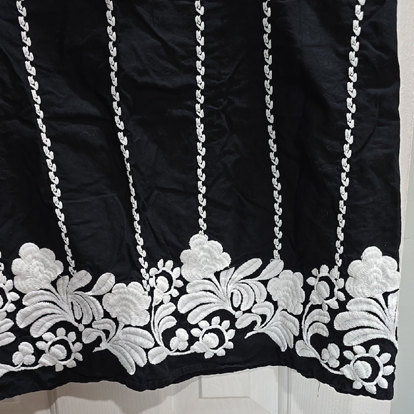 Black and White Floral Embroidered Top - Picture 5 of 11